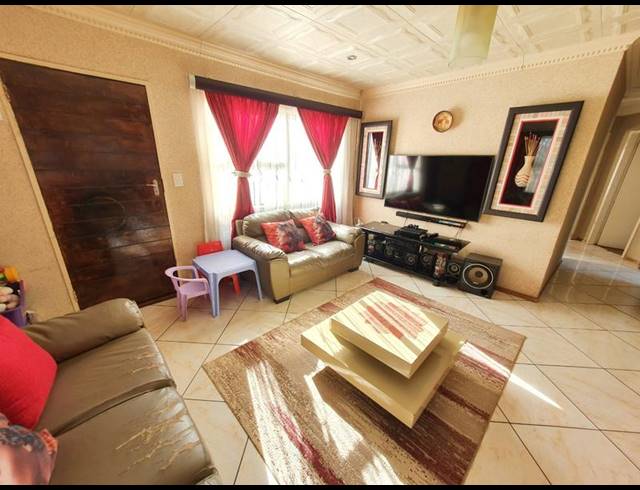 3 BEDROOM HOUSE FOR SALE IN THE ORCHARDS